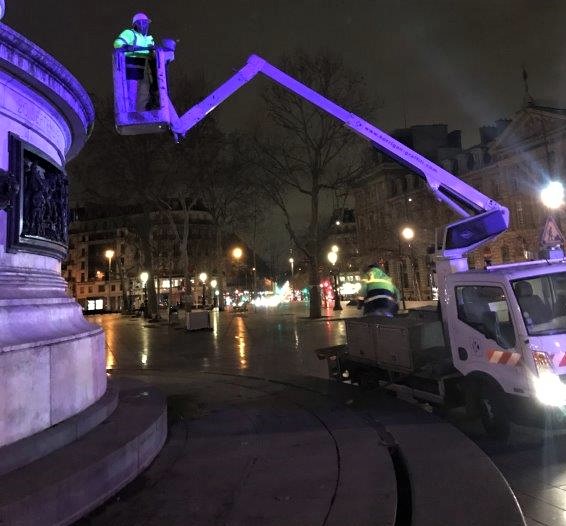 Enlèvement des graffitis Place de la République suite aux manifestations des gilets jaunes